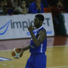 Soluade marca un sistema durante un partido.-RAÚL OCHOA