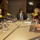 El expresidente Puigdemont y los exconsellers durante la entrevista, en Bruselas, a Catalunya Ràdio.-CATALUNYA RÀDIO