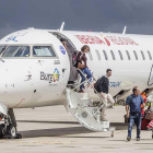 Los pasajeros descienden del avión de la ruta entre Villafría y El Prat.