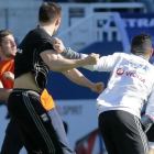 Un ultra del Bastia intenta agredir a jugadores del Lyon.-AFP / PASCAL POCHARD-CASABIANCA