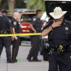 Agentes de la policía del condado de County, en el lugar del crimen, este domingo.-Foto: AP / DAVID J. PHILLIP