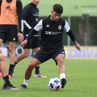 Javi Gómez controla un balón en el entreno de ayer. BURGOS CF