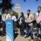 La candidata y cabeza de lista del PP a las Cortes por Ávila, Alicia García, presenta las propuestas autonómicas de la formación en materia de cultura, patrimonio, turismo y deporte. De I. a D. Vidal Galicia, Pedro Pascual, Alicia García, Marisol Montalbo-Ical