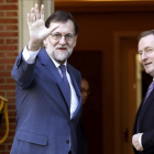Mariano Rajoy junto al primer ministro irlandés, Enda Kenny, este jueves en la Moncloa.-EFE / SERGIO BARRENECHEA