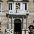 La pancarta a favor de los independentistas presos que cuelga del Palau de la Generalitat.-