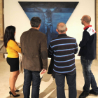 Un grupo de personas observa la obra de Juan Martín Oña.-ISRAEL L. MURILLO