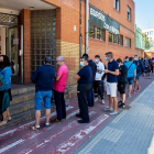 Imagen de las colas registradas en las oficinas del Burgos CF en la mañana de ayer. SANTI OTERO