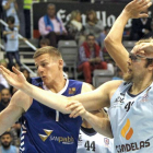 Brine gana la partida a Stainbrook en un lance de la serie que enfrenta alSanPablo Inmobiliaria con el Breogán.-EL PROGRESO