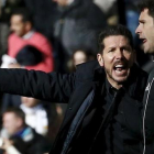 Simeone se queja airadamente al cuarto árbitro durante el derbi del sábado pasado.-REUTERS / JUAN MEDINA