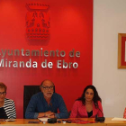 El concejal de turismo, Miguel Ángel Gutiérrez junto a tres integrantes de la asociación Jacinto Sarmiento.-ECB