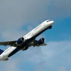 Un avión de Delta Airlines sobrevuela China en 2013.-AFP / KAREN BLEIBER