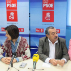 La candidata (en el centro) compareció ante los medios respaldada por el alcalde y dos compañeros de partido-E. M.