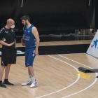 Peñarroya charla con Álex Barrera durante un entrenamiento en L'Alqueria. ACB PHOTO / J. M. CASARES