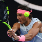 Nadal devuelve una bola, en Melbourne.-AFP / GREG WOOD