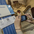 Una de las diez paradas propuestas en el itinerario marcado con códigos QR se sitúa a los pies de la Escalera Dorada.-Santi Otero