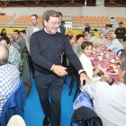 El presidente provincial del PP, César Rico, saluda a varios afiliados antes de la comida que marcó el inicio del curso político ayer en Villalbilla.-RAÚL G. OCHOA