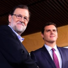 Mariano Rajoy y Albert Rivera posan tras un encuentro en el Congreso, en Madrid el 18 de agosto.-PIERRE-PHILIPPE MARCOU
