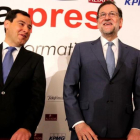 El presidente del PP andaluz, Juanma Moreno, y el presidente del Gobierno y líder del partido en toda España, Mariano Rajoy, en un desayuno informativo el lunes 27 de febrero en Madrid.-JUAN MANUEL PRATS
