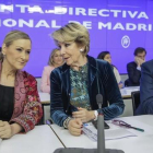 La presidenta del PP de Madrid, Esperanza Aguirre, y otros dirigentes del partido conservador, este viernes en la junta directiva regional.-EFE / Emilio Naranjo