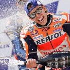 Marc Márquez (Honda) muestra su euforía en el podio de Motorland (Aragón).-ALEJANDRO CERESUELA