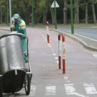 Un operario del servicio de limpieza urbana del Ayuntamiento adecentando la vía pública.-RAÚL G. OCHOA