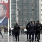 Pancarta con la imagen del presidente turco,  Recep Tayyip Erdogan,  en la plaza Taksim de Estambul.-EFE / TOLGA BOZOGLU