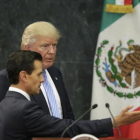 Donald Trump y Enrique Peña Nieto llegan a la rueda de prensa en la residencia presidencial de Los Pinos, ayer.-REUTERS / HENRY ROMERO