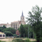 Bello reflejo en el río Arlanza de la ex colegiata de San Pedro.-MIGUEL ÁNGEL