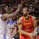 El pívot de la selección, Marc Gasol, controla el balón ante dos rivales en el partido jugado en Málaga-EFE / CARLOS DÍAZ