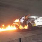 Jones padre intenta sacar a su hijo de un coche en llamas-YOUTUBE