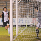 Carlos Quesada, que salió en sustitución del lesionado Pérez, celebra el segundo gol del partido.-ISRAEL L. MURILLO