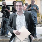 Alexis Tsipras se dirige a una reunión a la sede de su partido, ayer en Atenas.-Foto:   AFP / LOUISA GOULIAMAKI