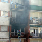 Un bombero interviene en la vivienda siniestrada en Cuéllar.-ICAL