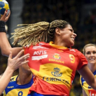 Marta Mangué trata de armar el brazo entre dos defensoras suecas en el debut de España en el Europeo de Suecia.-AFP / FREDRICK SANBERG