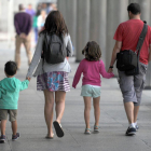Una familia pasea por el centro de Burgos.-ISRAEL L. MURILLO