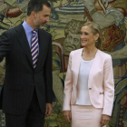 El rey Felipe VI, con la presidenta de la Comunidad de Madrid, Cristina Cifuentes, este viernes, 3 de julio.-Foto: DAVID CASTRO