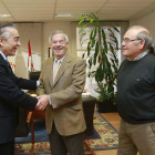 El delegado territorial de la Junta, Roberto Saiz, se reunió con el alcalde de Salas, Francisco Azúa.-RAÚL G. OCHOA