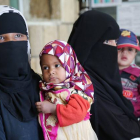Una mujer yemení sostiene en brazos a su hija, en Saná.-Foto:   Abeer Etefa / AP / ABEER ETEFA
