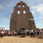 Los romeros todavía conservan la tradición de cantar la Salve frente a la ermita.-G. G.