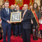Santiago Mediavilla, presidente de la Hermandad Adelmus, posa con el Báculo de Oro junto al alcalde de Burgos, Javier Lacalle.-SANTI OTERO
