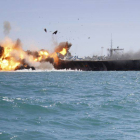Irán destruye la réplica de un portaaviones de EEUU.-Foto: AP