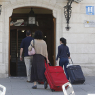 Varios turistas entrando en un hotel de Burgos.-RAÚL G. OCHOA