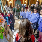 Dos alumnas de sexto de Primaria del Blanca de Castilla explican sus peticiones a sus compañeros el Apóstol San Pablo.-SANTI OTERO