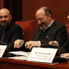 Saül Gordillo, Vicent Sanchis y Núria Llorach, en la comisión de control de la CCMA, en el Parlament.-MARTA SIERRA (ACN)
