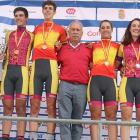 Mario Aparicio, segundo por la izquierda, y Sara Martín, con el maillot rojigualda, en el podio de Valladolid.-
