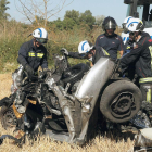 Los bomberos de Burgos trabajan en el vehículo en el que viajaban los vehículos.-G. GONZÁLEZ