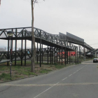 La pasarela lleva años instalada pero sin ser utilizada.-E.M.
