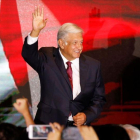 Andrés Manuel López Obrador saluda tras discurso.-REUTERS / CARLOS JASSO