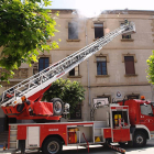 Los bomberos durante un simulacro  de evacuación de incendio en el colegio Sagrada Familia-E. M.