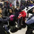 Una manifestante se encara con un policía, ante la comisaría de Ferguson, anoche, tras conocerse la decisión del Departamento de Justicia.-Foto:   AP / CHARLES REX ARBOGAST